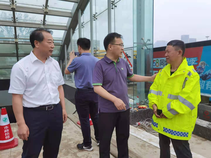 住建部城建司副司長韓煜在鄭州指導搶險救援工作